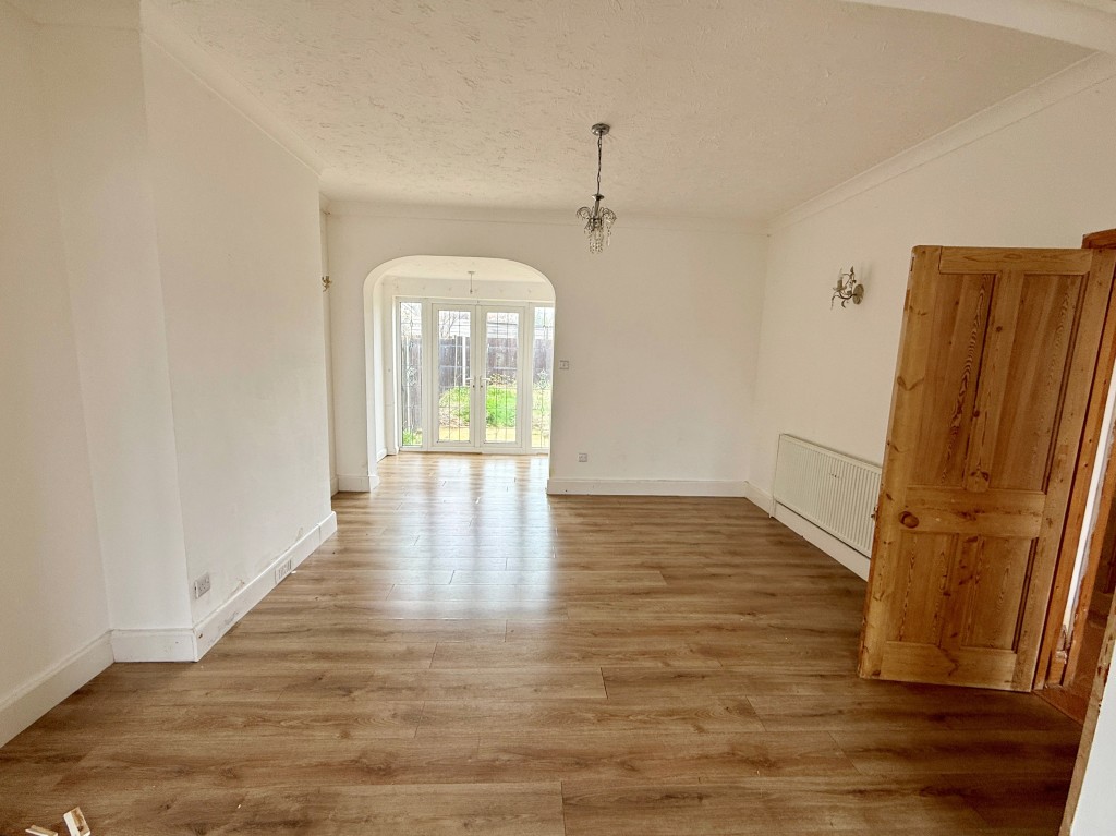 Lot: 131 - SPACIOUS THREE-BEDROOM SEMI IN GOOD LOCATION - Dining room